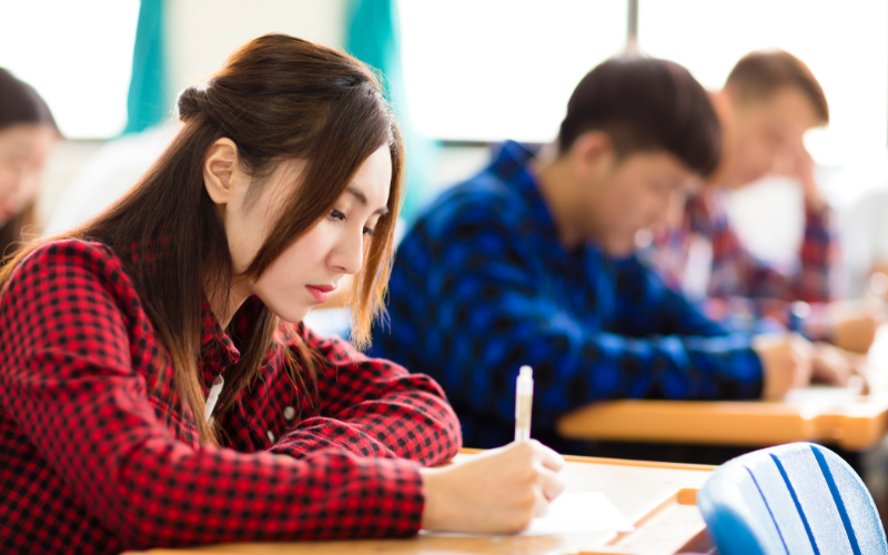 Học viên thi thử chứng chỉ tiếng Trung HSK